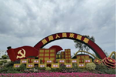 市住建局：增花添彩 喜迎国庆