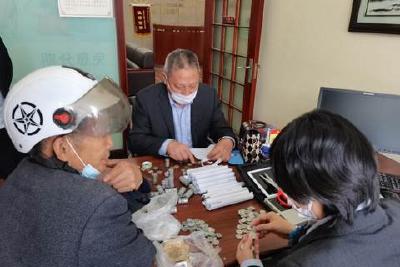 银行服务无小事 零钱兑换暖人心