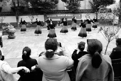 【精神文明创建活动宣传阐释·文明实践】两河镇新时代文明实践所（站）线上线下同步开展文艺汇演