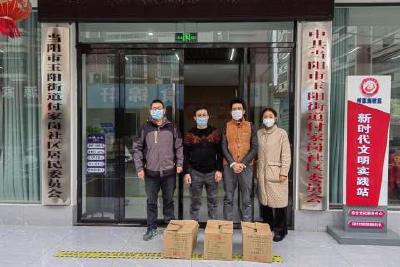 少数民族群众代表慰问核酸检测志愿者