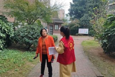 市统计局开展诚信知识进社区活动