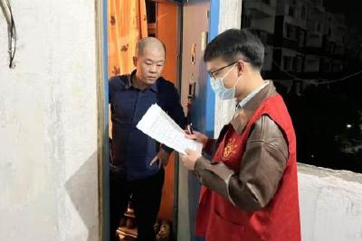 劝导文明养犬  组织部在行动