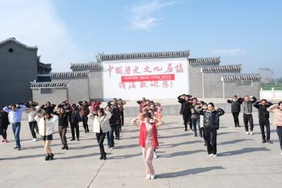 【精神文明创建活动宣传阐释·文明实践】淯溪镇新时代文明实践所线上线下开展广场舞教学健身活动