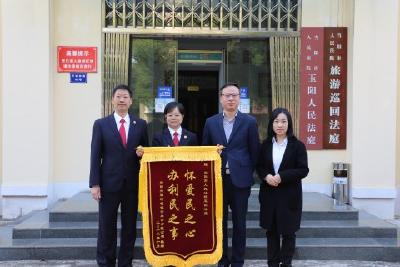 高效化解金融纠纷 获赠两面红色锦旗