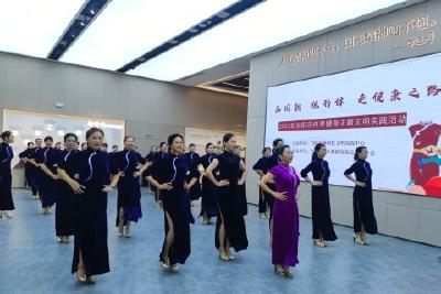 当阳文明实践在行动：国韵旗袍秀 走出健康路