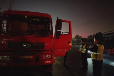 货车超限超载和抛洒滴漏联合整治在行动！