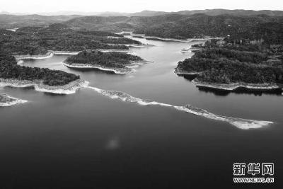 青龙湖国家湿地公园：冬日暖阳映山水