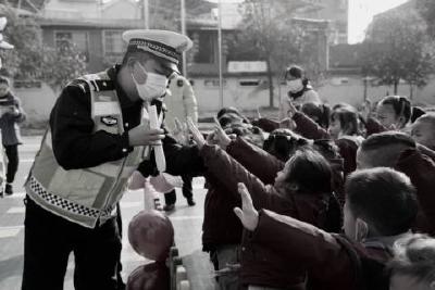 当阳交警大队开展“12.2全国交通安全日”主题宣传活动