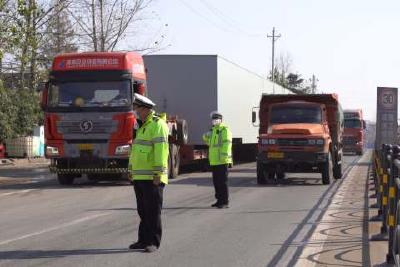 【宣传阐释社会主义核心价值观】当阳交警为高铁项目钢盖梁顺利运输保驾护航
