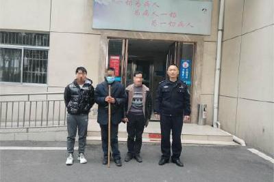 天寒人心暖 热心民警护送走失群众回家