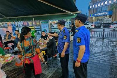 市城市管理执法局开展夜市集中整治行动