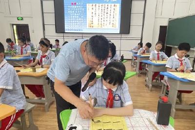 书法进校园 翰墨润心田