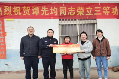 喜报热闹送到家 拥军优属暖人心