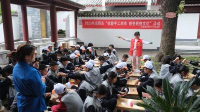 淯溪镇新时代文明实践所线上线下开展“体验手工织布 感受民俗文化”活动