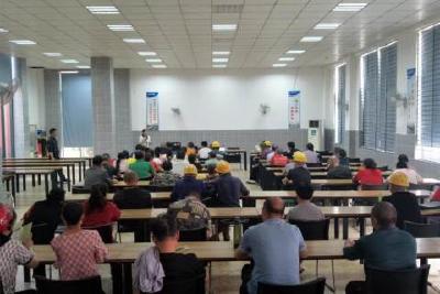 政策宣讲进厂区  行政执法暖民心