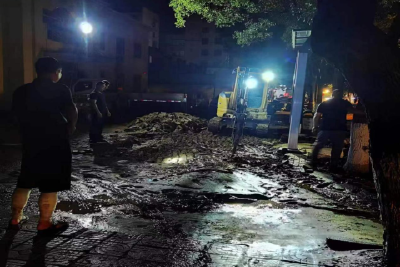 分秒必争抓抢修 挑灯夜战保供水