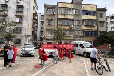 实验小学开展“小手拉大手，共创文明城”道德实践活动