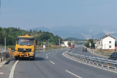 【奋进新征程 建功新时代】清理机器“洗刷刷”道路护栏“亮晶晶”