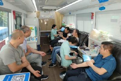 “挽袖”献热血 税务递真情