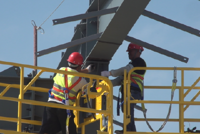 不惧热浪战高温 不减热情稳生产