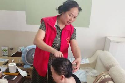 基层网格员温暖居民心