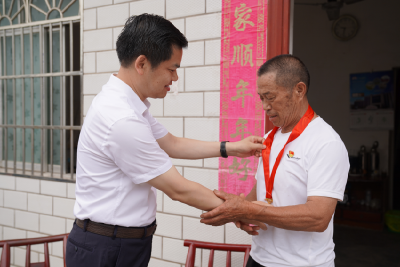 刘传钢走访慰问老党员代表送上“七一”问候