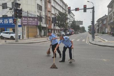 坝陵街道综合执法中心开展“抛洒滴漏”污染路面专项整治