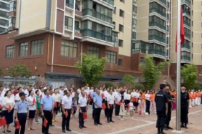 香榭里社区举行“升国旗 唱红歌”升国旗仪式