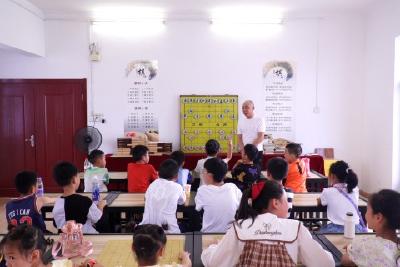 象棋文化走进暑期公益托管班