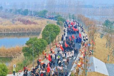 第十六届元旦长跑在市体育中心开跑