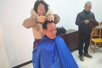 王店镇社工站开展义诊义剪进社区活动