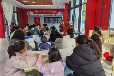 东门楼社区新时代文明实践站开展“家风传承 清廉义家”团扇手工亲子活动