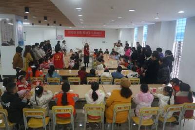 当阳市文化文艺服务志愿服务总队开展“情暖冬日 梅花相伴”亲子手工制作体验活动