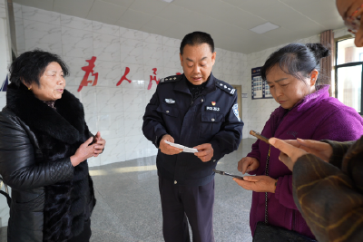 热心群众拾金不昧 民警接力归还失主
