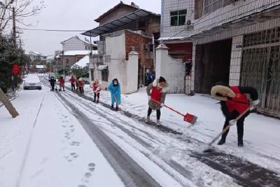 凝聚合力除冰雪 以动治“冻”保畅通