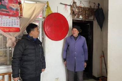 当阳市民政局对困难群众开展“敲门行动”