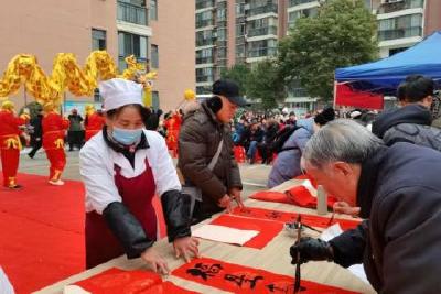 玉泉街道开展“五社联动聚合力，便民服务暖人心”公益市集活动