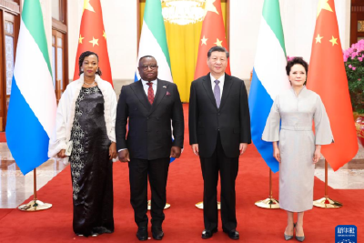 习近平同塞拉利昂总统比奥会谈