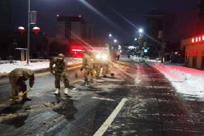 干群齐上阵 除雪保平安