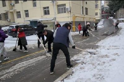 铲冰除雪保出行 志愿服务暖人心