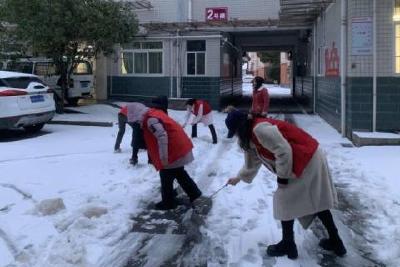 铲雪除冰 情暖寒冬