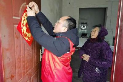 当阳市残联开展“墨笔迎新春 送福进小区”志愿服务活动