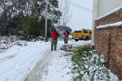 国网当阳市供电公司雪后抢险保安全