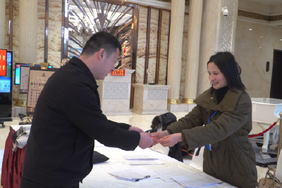 履职尽责 共谋发展 出席市政协九届三次会议的委员陆续报到