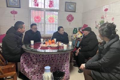 宜昌市委文明办来当走访慰问中国好人、全国道德模范提名奖获得者郑琦