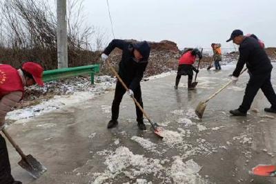 河溶镇：党员干部志愿者齐上阵 铲冰扫雪保障道路畅通
