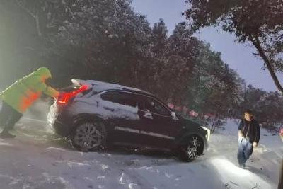 当阳市河溶镇：车辆被陷雪地，民警暖心救援