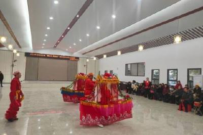 【我们的节日·元宵】王店镇泉河村新时代文明实践站开展“舞龙灯・跑彩船・庆元宵”群众文化活动