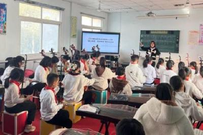 当阳市半月镇月亮湾少年宫举行民乐展演活动