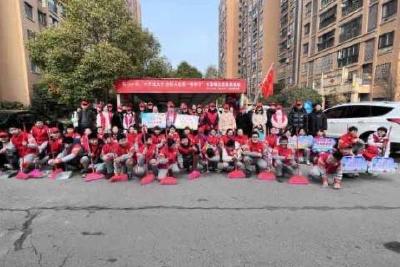 三月春风拂义城，雷锋精神我传递